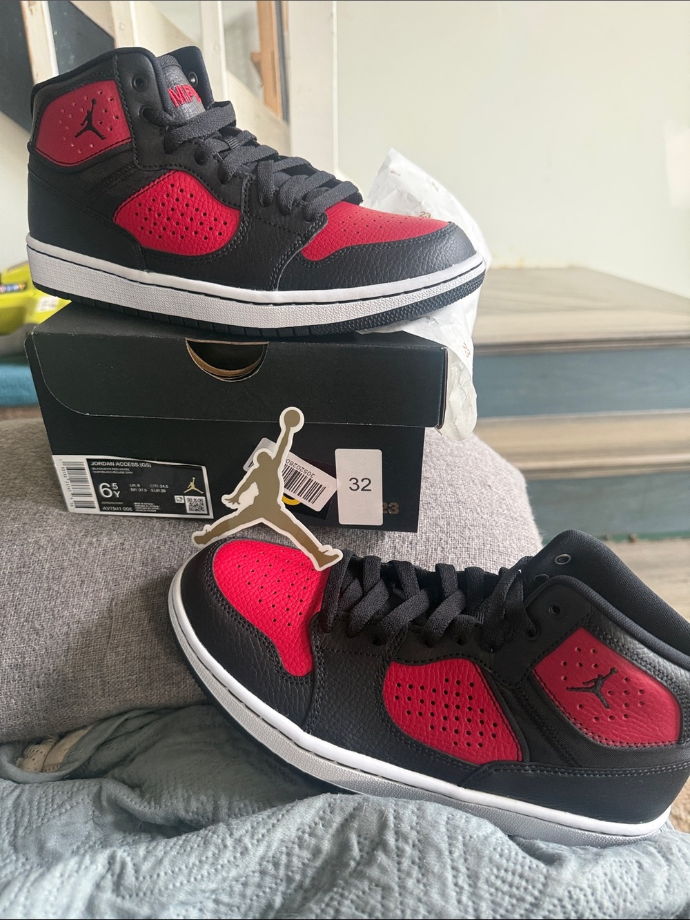 Jordan Access (GS) Boys 6.5Y or women’s 8 Mid-Top Sneakers in Black and Red